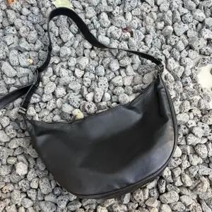 [YULL] 레더 미니멀 반달 크로스백