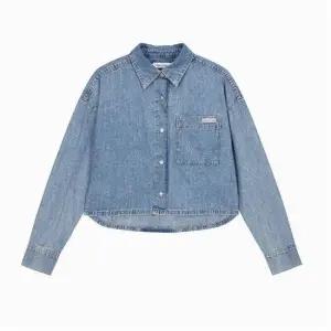 캘빈클라인 진 여성 스테이트먼트 크롭 데님 셔츠47AB726 385770