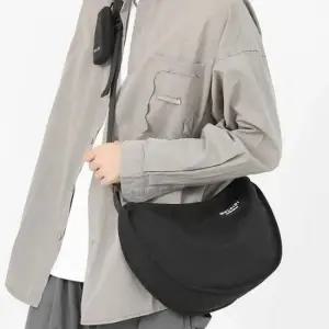 캐주얼 남녀공용 반달 크로스 숄더백