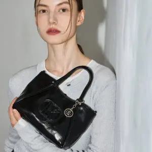 [헤지스](광주신세계)[25FW]블랙 로고배색 가죽 미니토트백 HIWA5F550BK