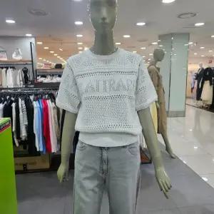 시슬리/애플아울렛/메탈 라운드 레터링 니트 SAKPC2531