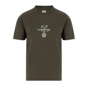 [국내배송] CP컴퍼니 반팔 티셔츠 자수 남성 브라운 18CMTS109A