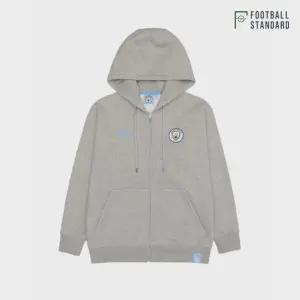 [택가 139,000원] 풋볼스탠다드 공용 맨시티 크레스트 풀 집업 후디 M3HZ402XGRY