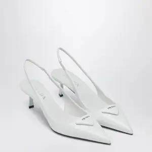 화이트 페이턴트 가죽 포인티드 토 슬링백 1I901MDD55XUW F0009