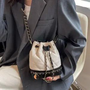 [라일리] Rly 퀼팅 투톤 버킷백 체인스트랩 크로스백 여성 포인트백