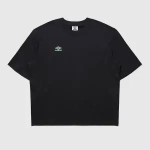 [엄브로] NQ 스탬프 그래픽 반팔 티셔츠 BLACK UR111CRS31 BLK0