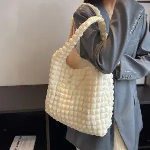 [라일리] Rly 여성 퀼팅 구름 숄더백 소프트 폭신 데일리 패브릭백