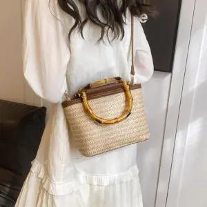 [라일리] Rly 가볍게들기 좋은 손가방 대나무 핸들 밀짚 미니토트백