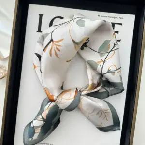 [프로셀러] 실크 소재 플라워패턴 데일리 아이템 쁘띠 숏 스카프