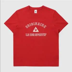 [르꼬끄] QR123LRS22 유니 레터 그래픽 르프레쉬 반팔티 / DEEP RED