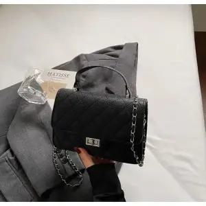 여친 캐주얼 자수 슬림핏 퀼팅 체인 겸 대용량 크로스백 스퀘어백 원픽5