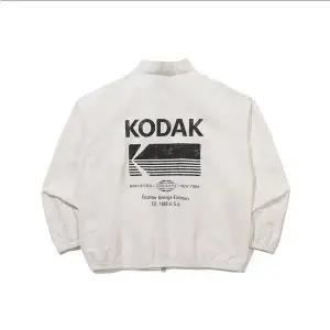 코닥어패럴 에센셜 빅로고 스탠넥 자켓 IVORY K6123LJKH1IVR (47933579)