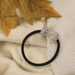 포인트 머리끈 화이트 리본큐빅슈슈 크리스탈 헤어끈