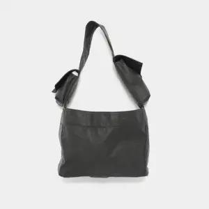 MUST IT_와이쓰리 26SS Y3로고 포켓 뉴스페이퍼 스몰 공용 숄더백 KE5028