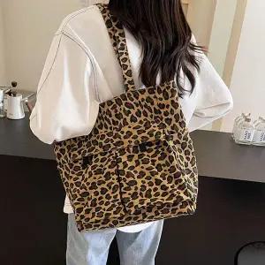 [오너클랜]WL 여성 호피 무늬 가방 숄더 쇼퍼 데일리 백 탄브라운 여성쇼퍼백