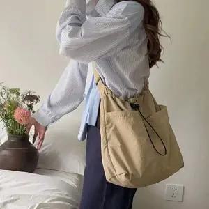 [오너클랜]WL 여자 가벼운 나일론 크로스 백 캐주얼 가방 베이지 대학생숄더백