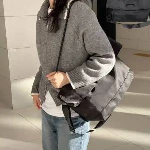 WL 가방 깔끔하고 모던한 디자인으로 어떤 룩에도 자연스럽게