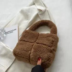 [다잇템] 여성 탑핸들 스퀘어 디자인 누빔 쁘띠 퍼 독특한 토트백