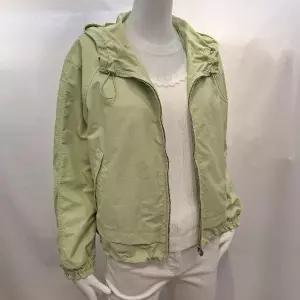 [올리비아하슬러] HC04 가볍고 볼륨감 있는 숏기장 후드 점퍼 OHEMJP103 (S38792114)