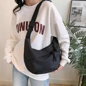 신상 남녀공용 남성 여성 가볍고 수납좋은 크로스백 캐주얼 반달 가방 버니백