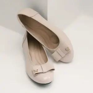 [오노마] ONM 미니멀 나비 브로치 리본장식 에나멜 앞코 플랫슈즈