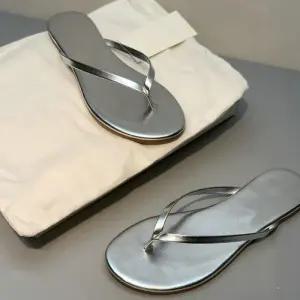 [오노마] ONM 2컬러 데일리 발편한 쪼리 슬리퍼 은은유광 230-260mm