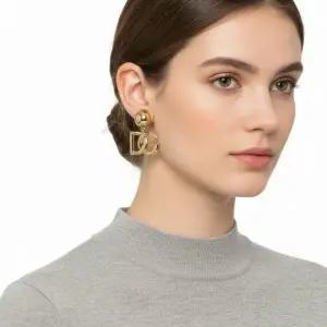 SS25 여성 DG 로고 이어링WEN6P6 W1111 ZOO00