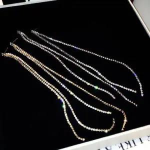 [하프클럽/]투라인 샤이닝 데일리 롱귀걸이-화이트