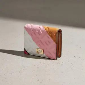 여성 FF 엠보싱 가죽 반지갑8M0420 AK2K F0W52