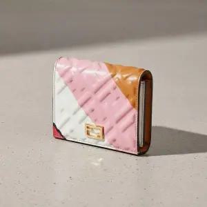 여성 FF 엠보싱 가죽 반지갑8M0420 AK2K F0W52