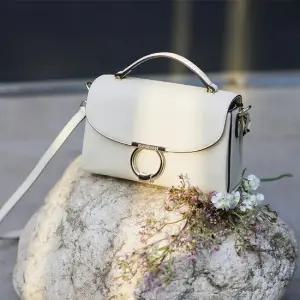 [바나바나] 소가죽 오를라C 토트백 HMWCC229OLA9-2 크림