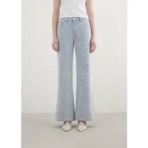 게스 YQ7D7067 여성 펀칭 크리스탈 플레어 부츠컷 393052