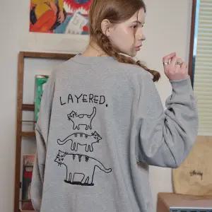 레이어드캣 자수 스웨트셔츠 그레이