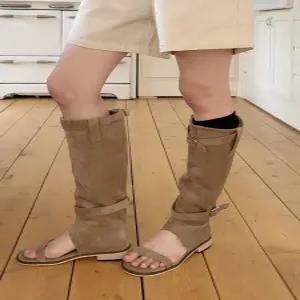 [엘루이즈][엘루이즈] 제누아 스웨이드 버클 스트랩 쪼리 롱 부츠(2color)