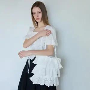 [롯데백화점]에고이스트 [BLUE LABEL]3단 펀칭 레이스 숄더백 ES2OAB01