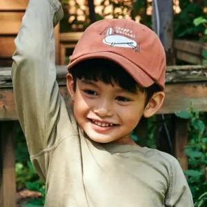 [비치스앤크림_키즈]도기 프렌드 볼캡-브릭(Doggy Friend Ball-Cap, Brick)