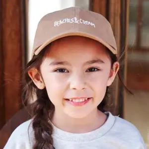 [비치스앤크림_키즈]비치스 핸드 드로잉 레터링 볼캡-카멜(Beaches Hand Drowing Lett