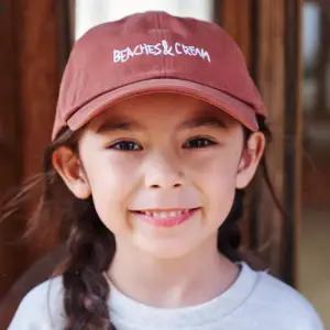 [비치스앤크림_키즈]비치스 핸드 드로잉 레터링 볼캡-브릭(Beaches Hand Drowing Lett