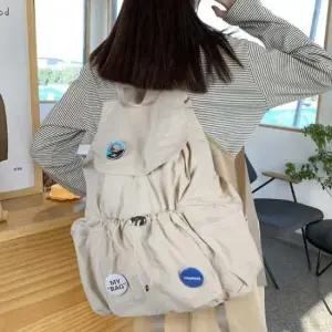 여성 캐주얼 스트링 플랩 백팩 뱃지포함 캐주얼백팩