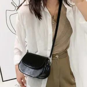 심플 미니 반달 체인 숄더앤 크로스백