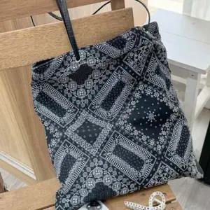 고급스러운 사각 숄더백 페이즐리 무늬 패션