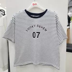 [소이]5부 레터링 스트라이프 티 24M0461_SC