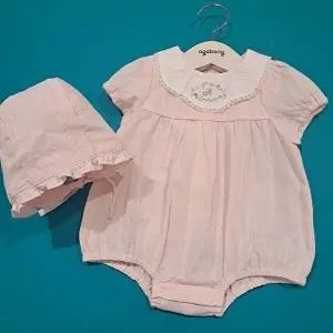 [셀러허브 1]아가방 CB01 로지 프릴 반팔바디수트(모자) 로지 프릴 반팔바디수트(모자) 01S327956 (325452