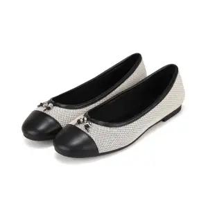 [본사운영] 바바라 양가죽 옥스포드 엠블럼 금속 장식 여성 플랫 1cm_BBI133