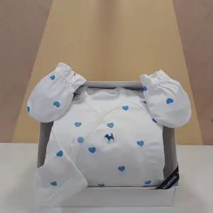 [블루독베이비](타임스퀘어점패션관)BL)하트뱀부배내가운,손싸개 선물세트(45A70-001-09+45A70-008-05)