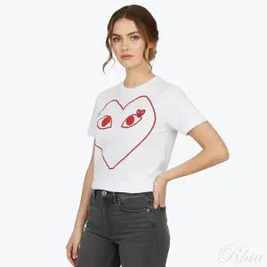 [꼼데가르송] 레드하트와펜 여성 반팔티셔츠 149465043