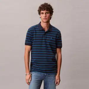 [롯데백화점]캘빈클라인 남성 스트라이프 피크 모노그램 폴로 티 4RF216G