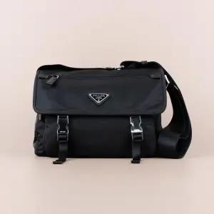 삼각로고 포코노 스몰 메신저 크로스백 블랙 1BD953 ZOT F0002