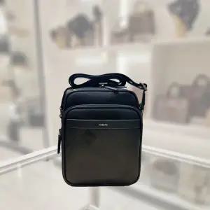 [헤지스](센텀시티점)블랙 가죽 체크 실버로고 미니 크로스백 HJBA5F176BK