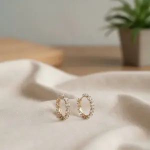 [하프클럽/]여성 3컬러 원형 큐빅 핀 귀걸이 하객용